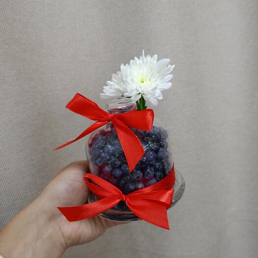 Хризантема с черникой в колбе