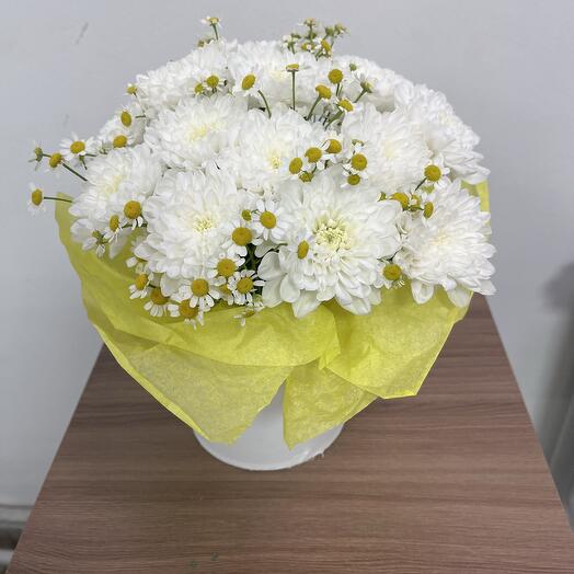 Композиция из белых хризантем и ромашек