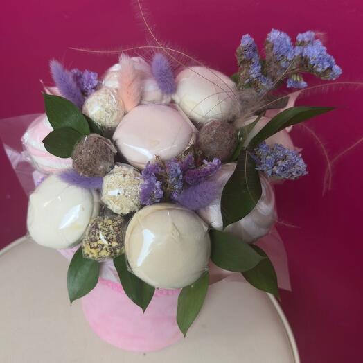 Композиция из зефира и конфет "Сладкий привет"