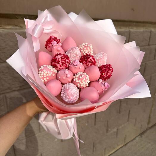 Букет из клубники в розовом шоколаде