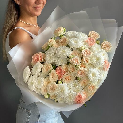 Сборный пышный букет из хризантем и кустовых роз