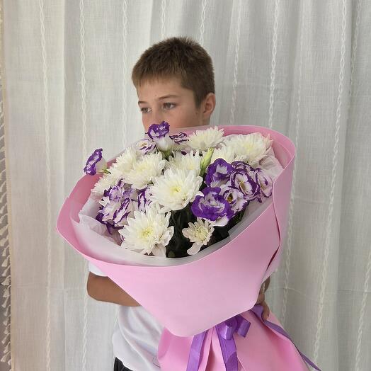 Освежающий букет из белой хризантемы и лизиантуса
