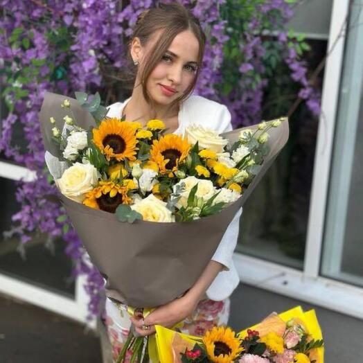 Сборный букет с подсолнухами «Яркое лето»