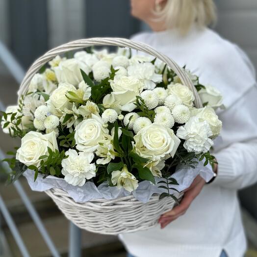 Корзина с белыми цветами