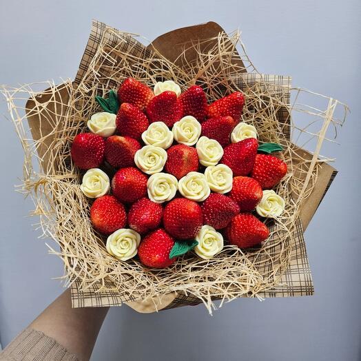 Букет из свежей клубники с шоколадными розами арт. 10245