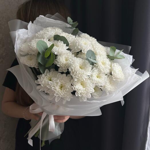 Букет из белых кустовых хризантем