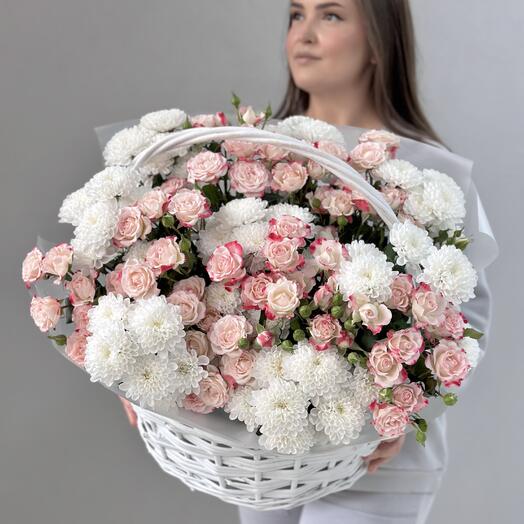Корзина с кустовыми розами