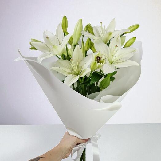 Нежнейший букет из 5 белых лилий