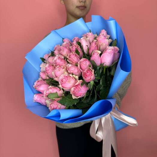 | яркий букет из 31 розовой розы селеба в голубом оформлении