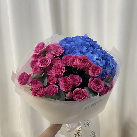 Кустовые розы с синей гортензией