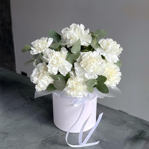 Белый диантус с эвкалиптом в коробке