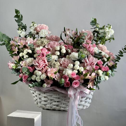 WOW композиция в корзине с французскими и кустовыми розами