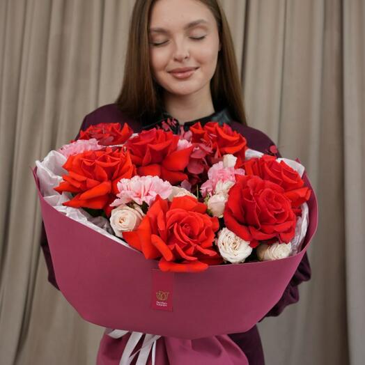 Букет из роз и гвоздик Red Lips M