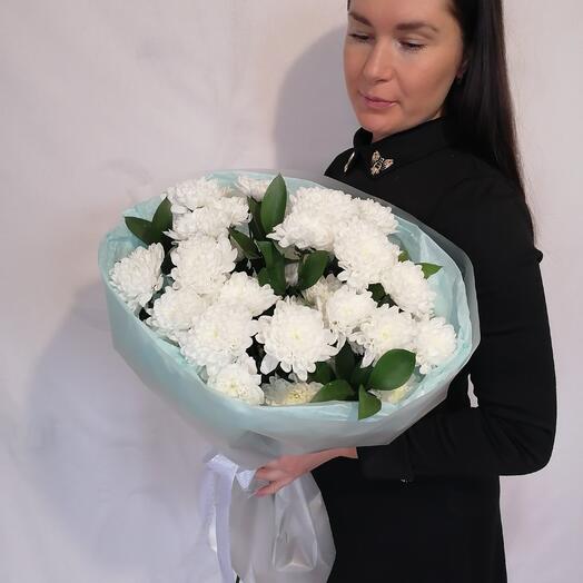 🤍Букет "PERVOЦВЕТ" из 5 кустовых хризантем с веточками рускуса в стильном оформлении