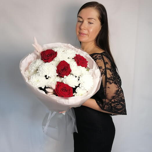 💞Букет из пышных кустовых хризантем и ароматных красных роз в стильном оформлении