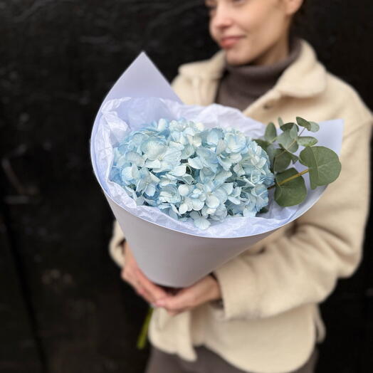 Букет комплимент из гортензии и эвкалипта