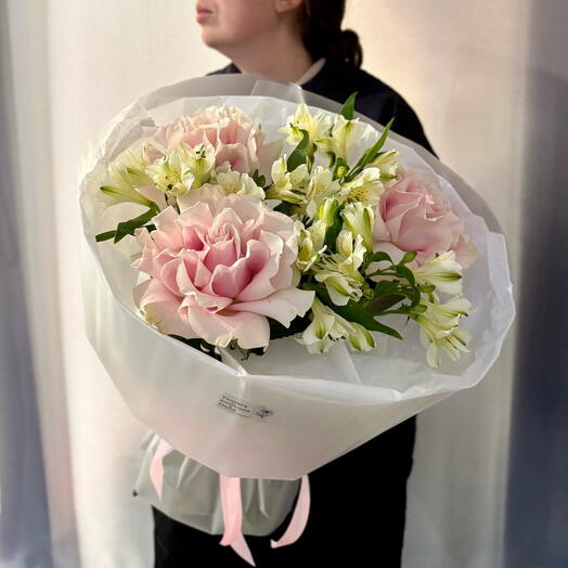 Нежный букет из французской розы и альстромерии