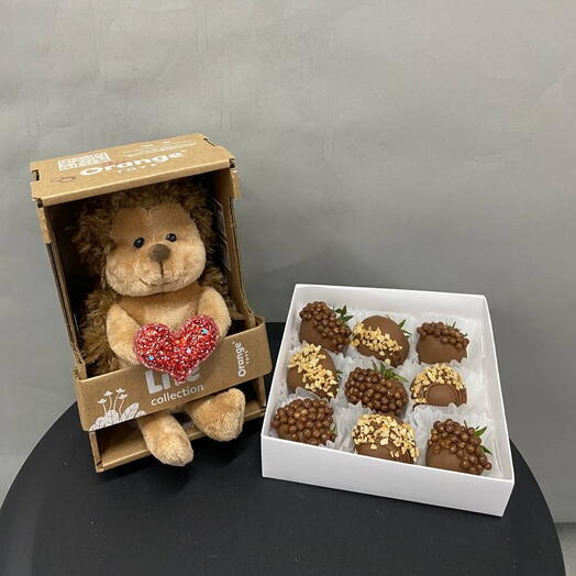Подарочный набор клубники в шоколаде с игрушкой "Ёжик"