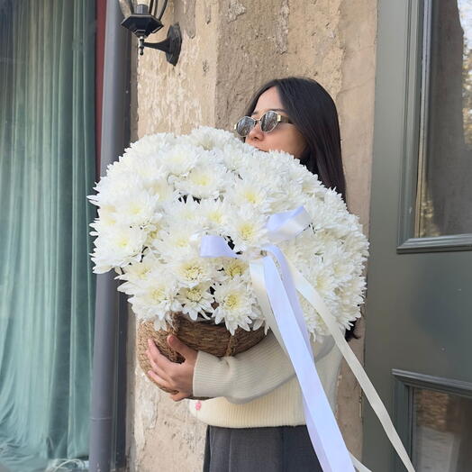 Букет из хризантем в корзине