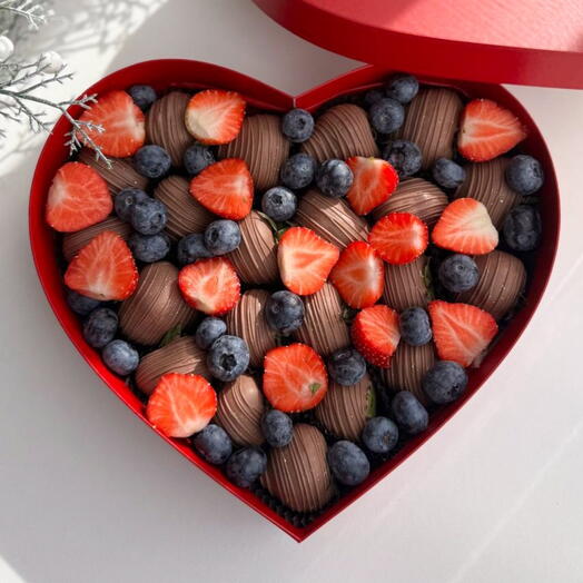 Клубника в шоколаде в большом сердце подарок маме, девушке, жене
