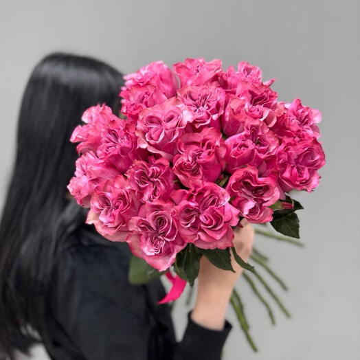 19 малиновых роз