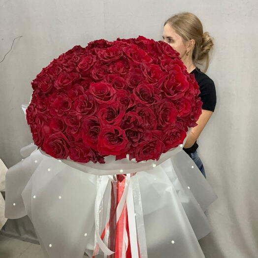 Огромный букет гигант красных французских эквадорских роз (75 шт) с жемчужинами