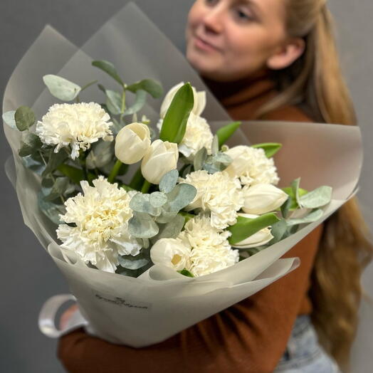 Букет «Эшли»(тюльпаны, диантусы, эвкалипт)