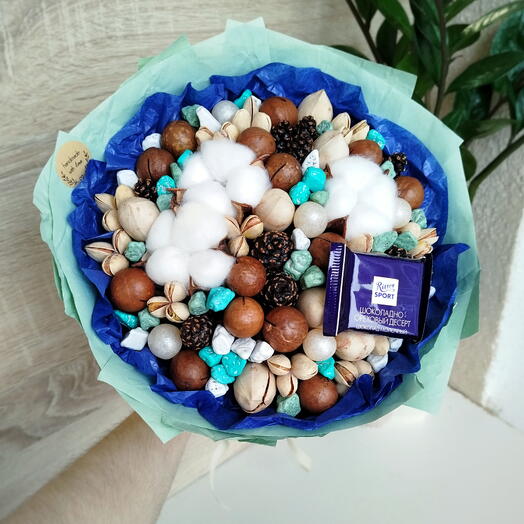 Яркий ореховый букет с хлопком, шоколадными камушками и Ritter mini (S)