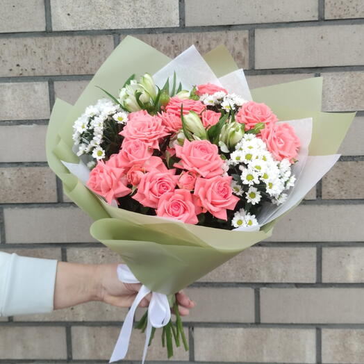 Кустовые розы в букете