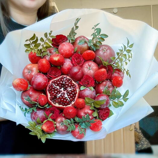 Фруктовый букет с красными розами