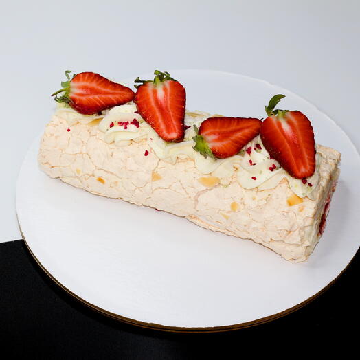 Меренговый рулет с клубникой