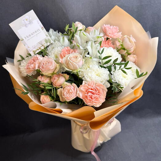 Прекрасный праздник с пионовидными розами, дианиусами и хризантемой🤍🩷