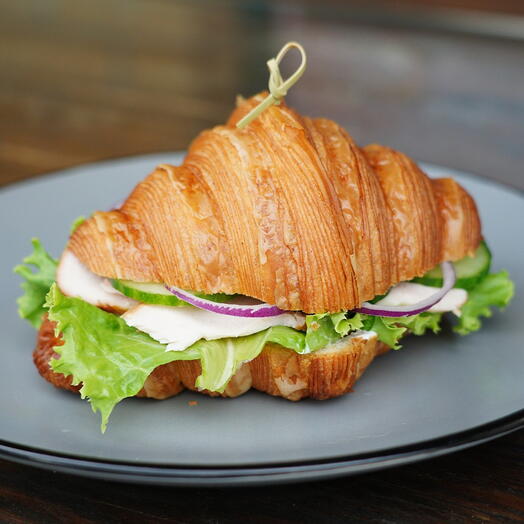 Мини - круассан с куриной грудкой и овощами