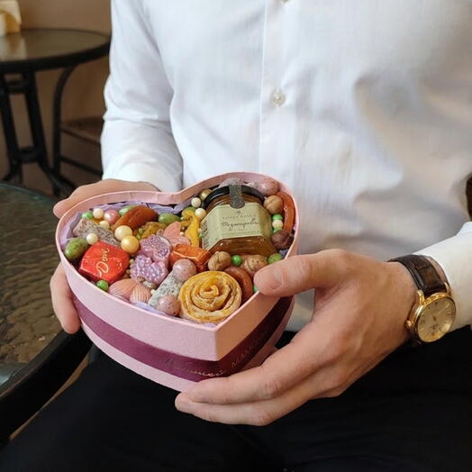 Подарочный бокс из сухофруктов и шоколада