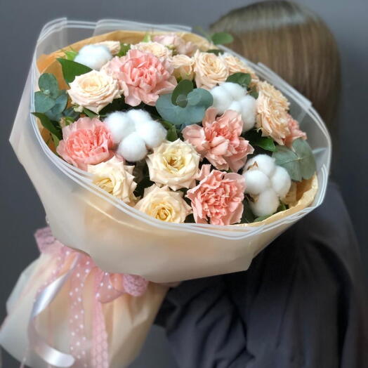 Букет из кустовых роз, диантусов и хлопка