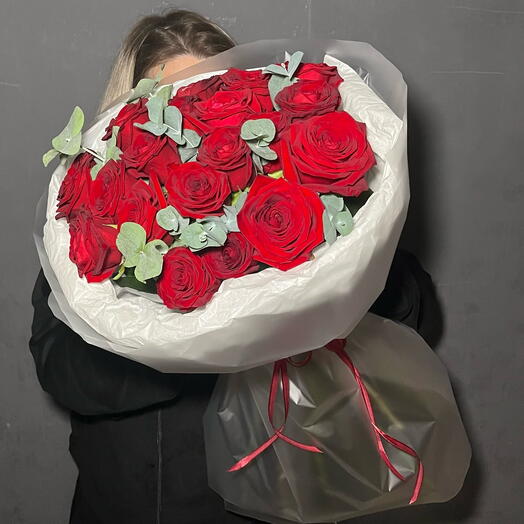 19 красных роз и эвкалипт