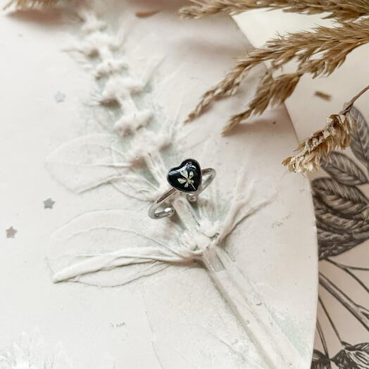 Кольцо с настоящими цветами