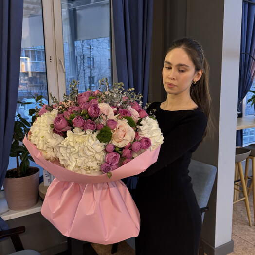 Букет гигант из французских, кустовых роз, гортензии