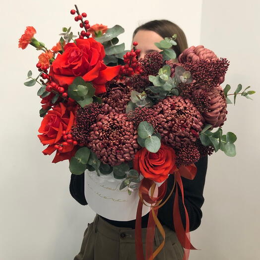 Авторская композиция в коробке с надписью «Моей любимой мамочке». Французские розы и бронзовая (коричневая) хризантема