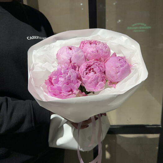 Букет с пионами