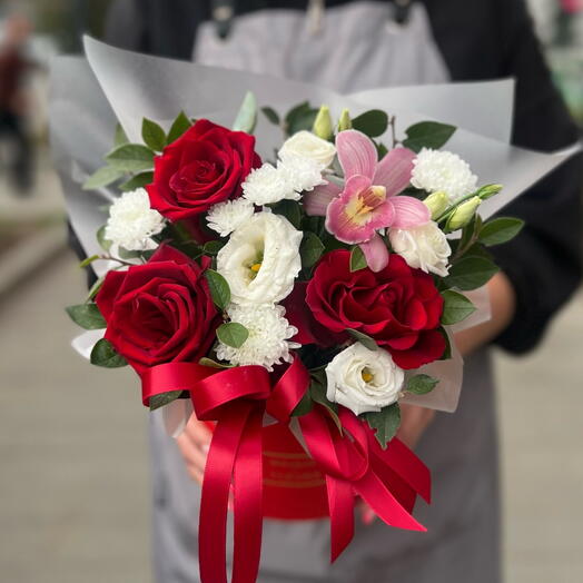 Красные розы в коробке