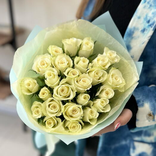 Букет из 25 белых коротких розочек