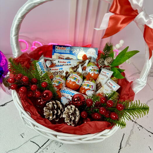 Зимняя корзина с шоколадом Kinder