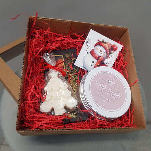 Новогодний подаросный набор с чаем , шоколадом и свечой ручной работы