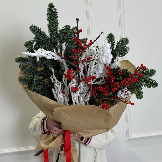 Волшебный новогодний букет из нобилиса, веток красного илекса и снежных ветвей