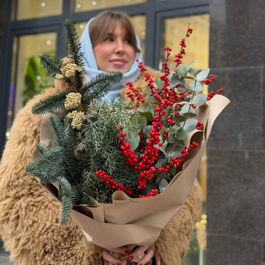 Зимний Букет с Ветками Ели Нобилис, Кипарисом и Ягодами Илекса