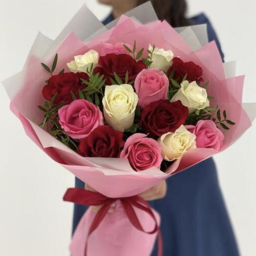 Букет из 15 ярких роз с зеленью