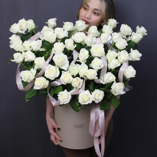 Большая коробка с белыми розами 51 шт