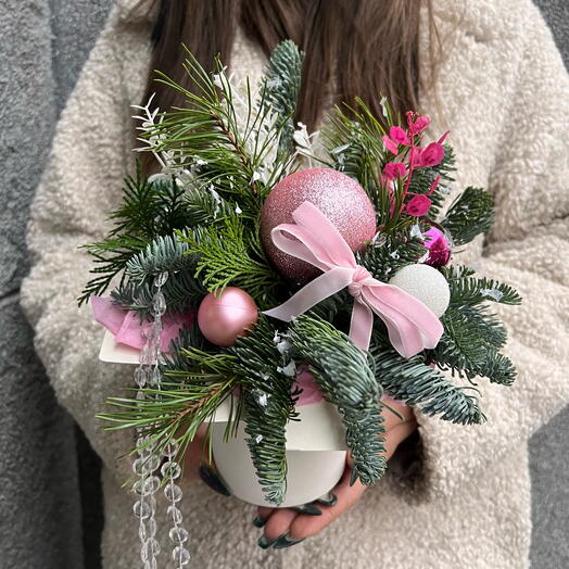 Новогодняя композиция «PINKI»: нобилис, сосна, туя, елочные шары, бусы