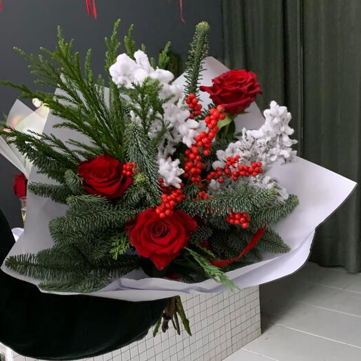 Bouquet invernale con agrifoglio